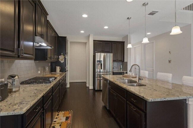 Building Photo - Stunning 2-story 4 bedroom - Available ear...