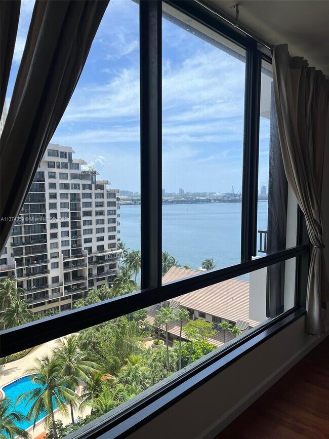 Foto del edificio - 520 Brickell Key Dr