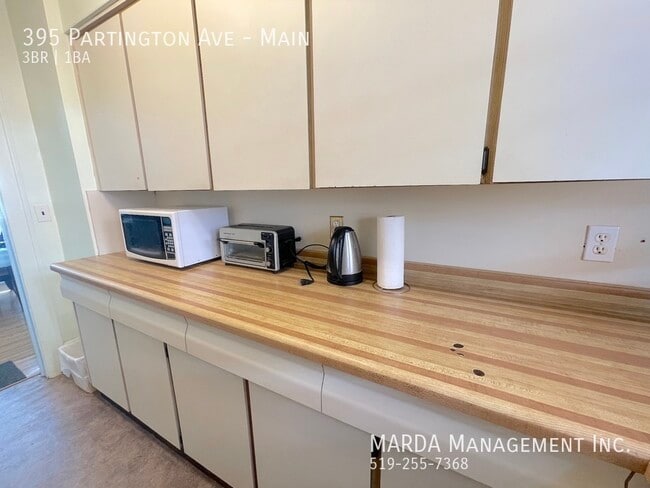 Building Photo - CHARMING 3 BED/1 BATH MAIN UNIT BY UNIVERS...