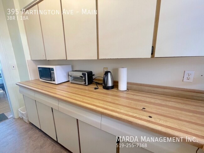 Photo du bâtiment - CHARMING 3 BED/1 BATH MAIN UNIT BY UNIVERS...