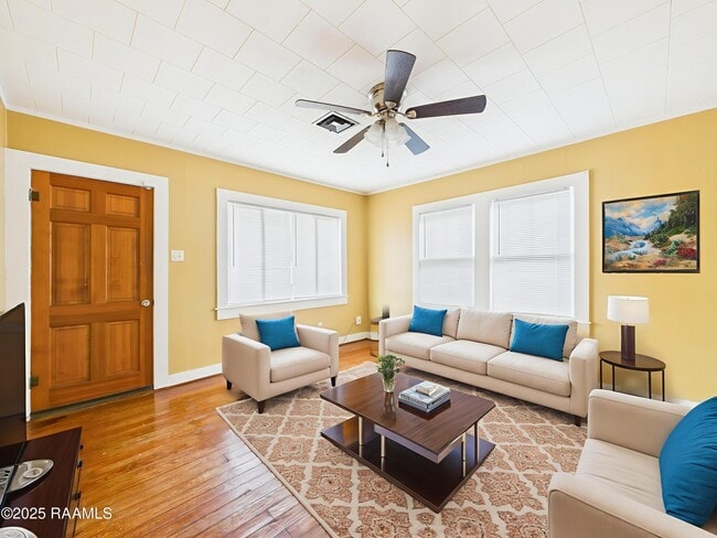 Building Photo - 413 Dorothy St