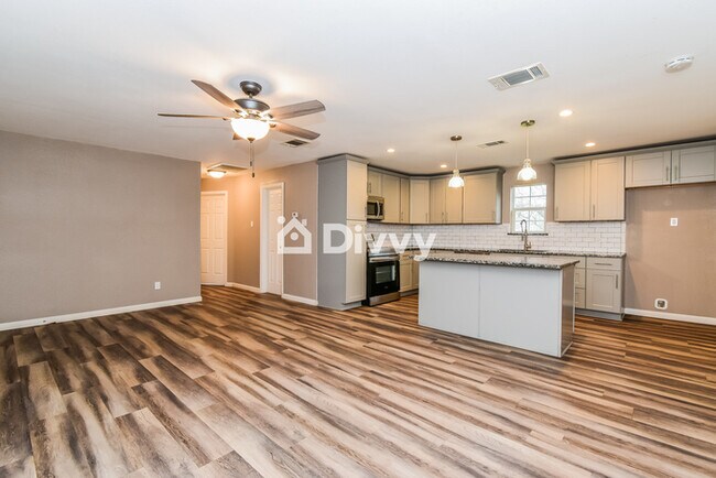 Foto del edificio - 300 N 5th St, Quinlan, TX 75474