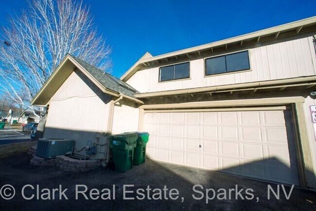 Building Photo - Freshly updated charming Sparks townhouse