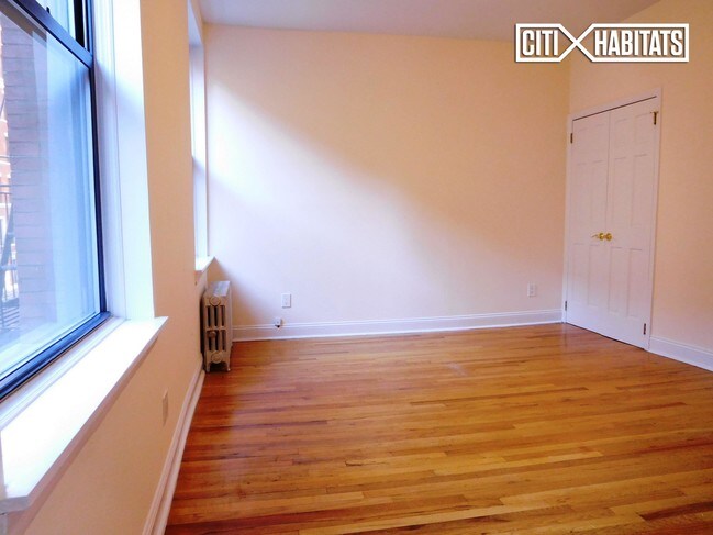 Building Photo - 349 W 85th St