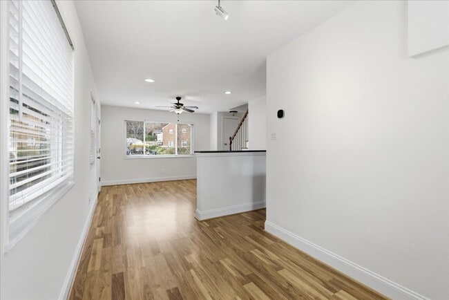 Building Photo - 3 BR | 1 BA | 864Sqft | Newly Fenced Yard