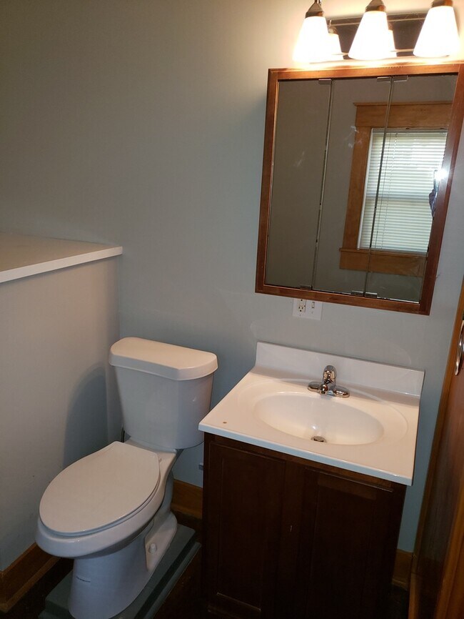 Foto del edificio - Spacious 2-level apartment with 1 bedroom and 2 full baths located in Kansas City, MO.