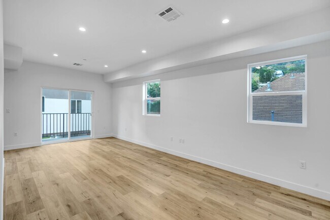 Building Photo - 4442 Turquoise St