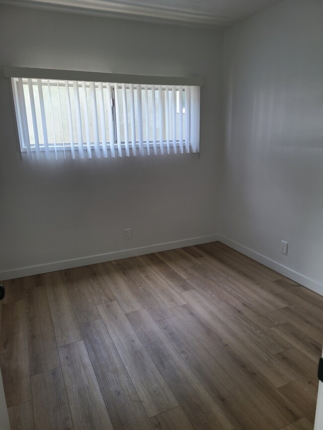 Building Photo - 2026 Hermosa Ave