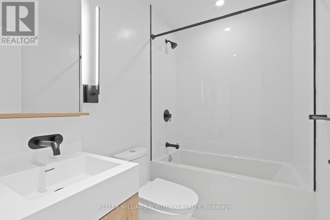 Photo du bâtiment - 127 Broadway Ave