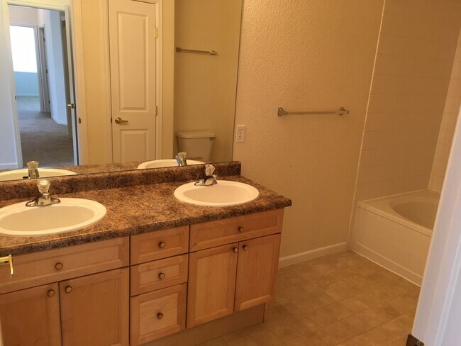 Foto del edificio - 8520 S Holland Ln
