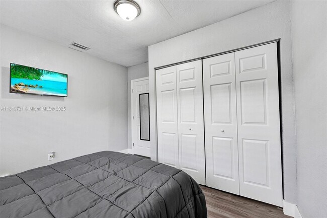 Foto del edificio - 1324 NE 151st St