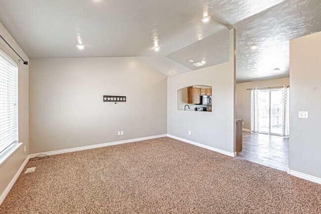 Foto del edificio - Charming 3-Bedroom Home with Garage on a S...