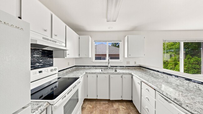 Foto del edificio - 2 Bed 1 Bath - Pet Friendly - Central Location - Near Shopping - NAS Whidbey