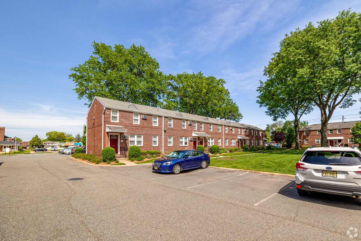 Building Photo - 155-185 Gold St