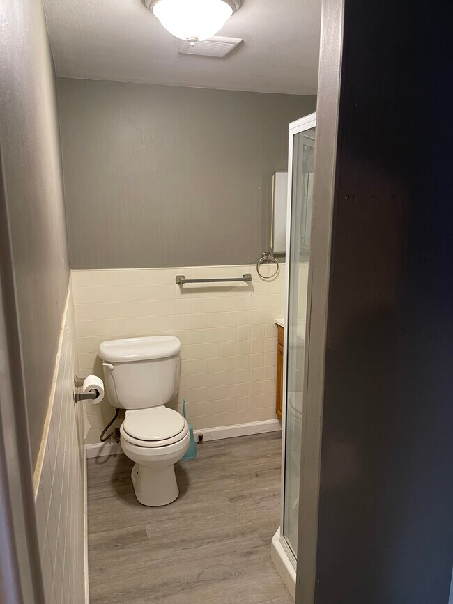 Baño - 64 W Winter St