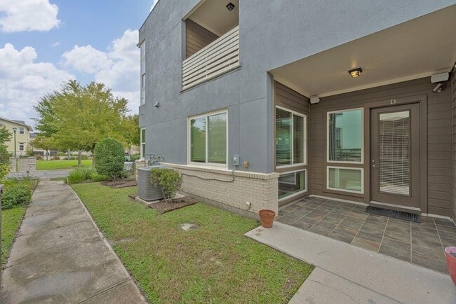 Building Photo - 2025 Simond Ave