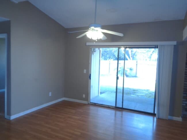 Foto del edificio - COMING SOON!!! Spacious 3 Bedroom Duplex