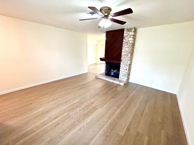 Foto del edificio - **COMING SOON** Newly Renovated 3 Bedroom ...