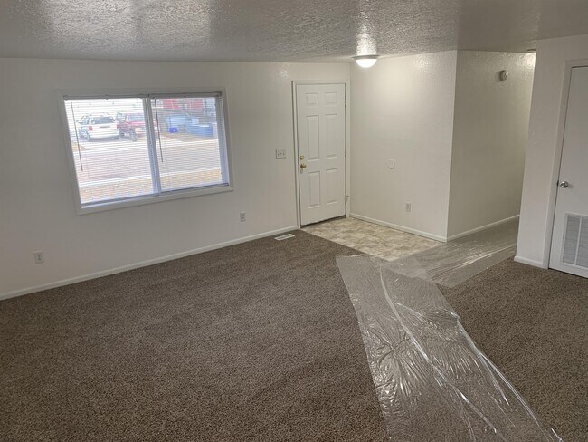 Building Photo - 1015 Lupine Pl