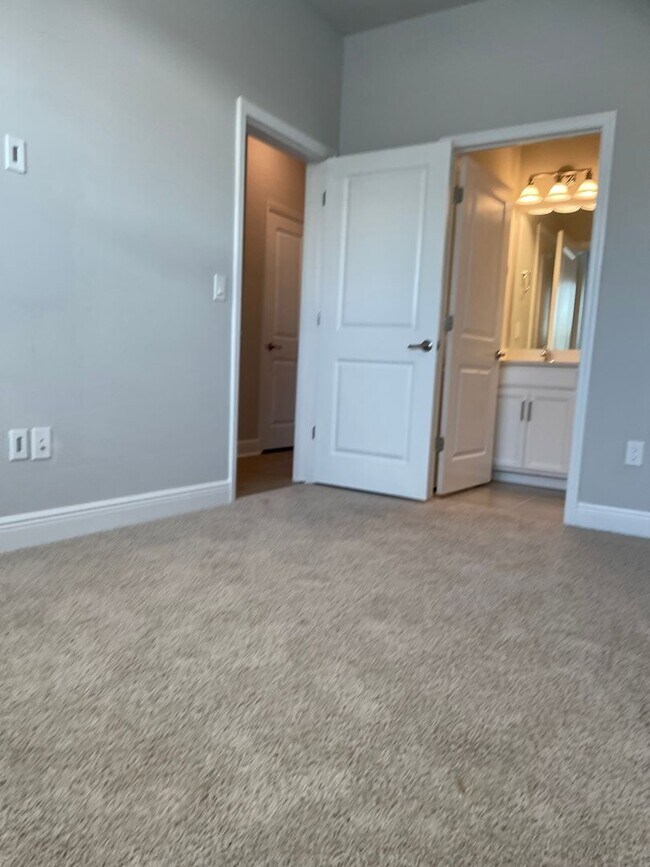 Foto del edificio - Annual Unfurnished 3 Bedroom, 3.5 Bathroom Townhome adjacent to Downtown Sarasota