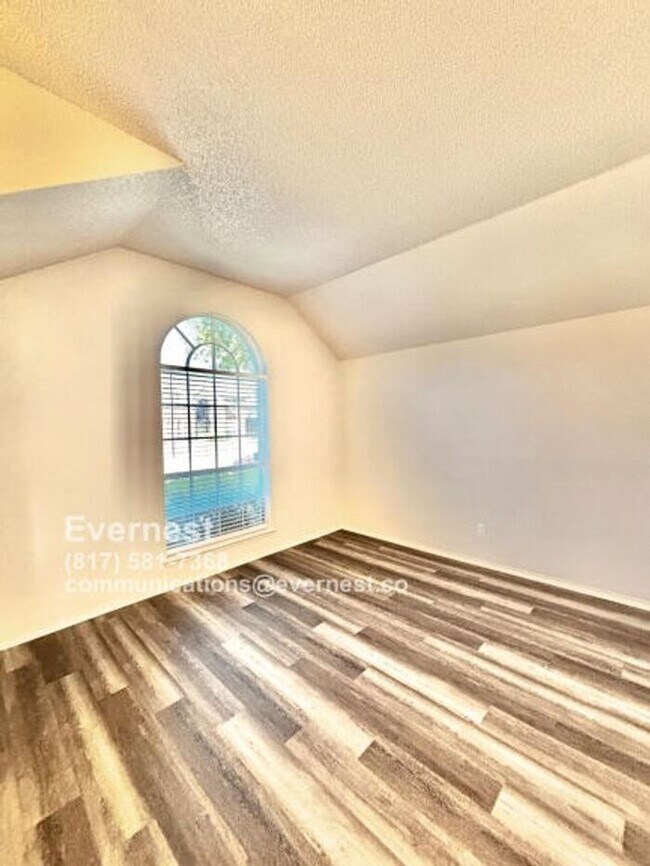 Building Photo - Spacious 3-Bedroom Home with Fenced Yard a...