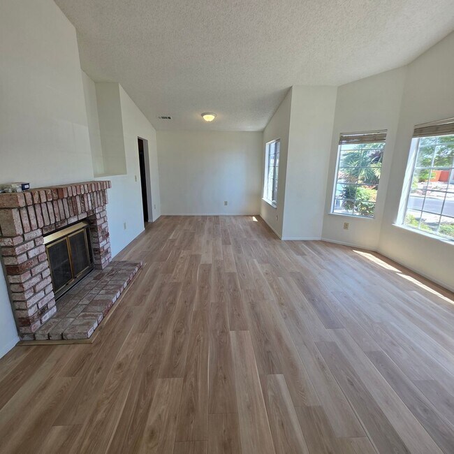 Foto del edificio - 3bd/2ba Single Story, Fresh Updates, Huge Backyard