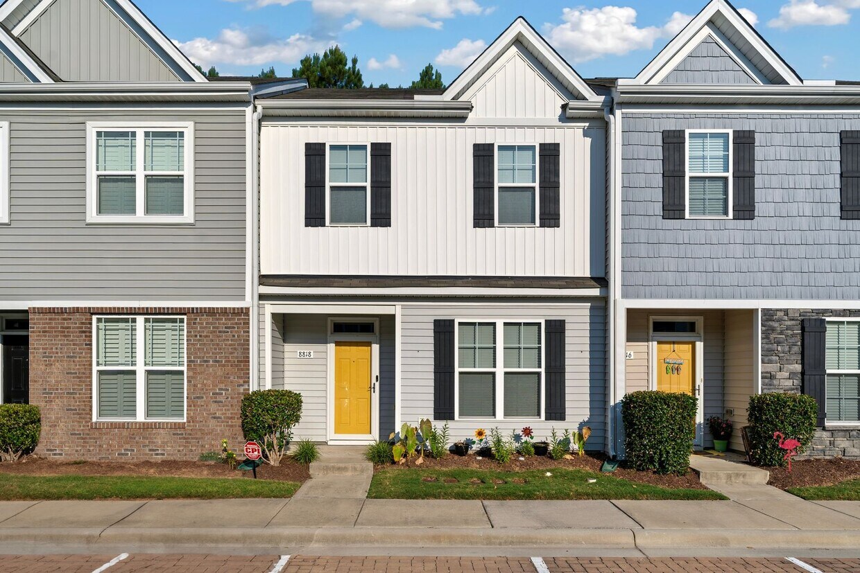 Foto principal - Cozy Three Bedroom Townhome