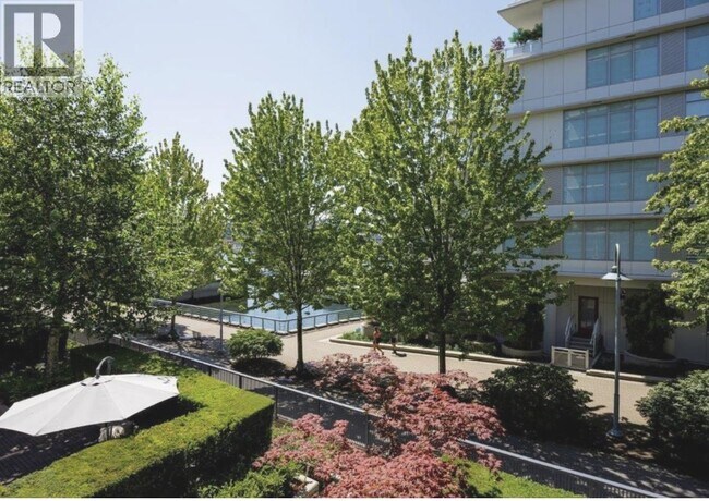 Photo du bâtiment - 633 Kinghorne Mews