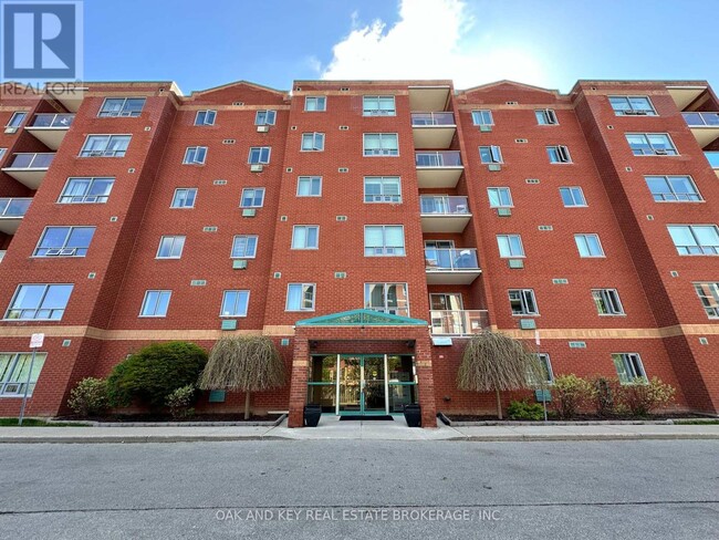 Photo du bâtiment - 77-477 Base Line Rd W