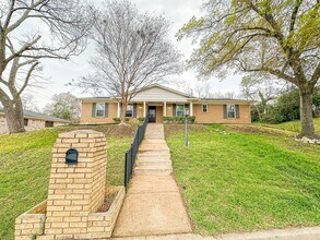 Building Photo - 1125 Wedgewood Dr