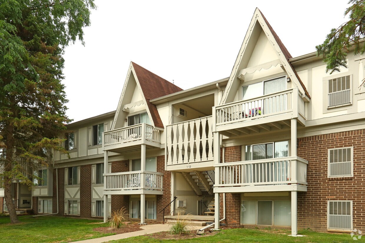 Lexington Manor Apartments in Brighton, MI