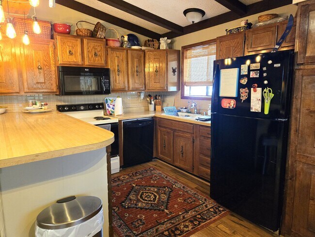 Building Photo - Three Bedroom Home Near Midtown
