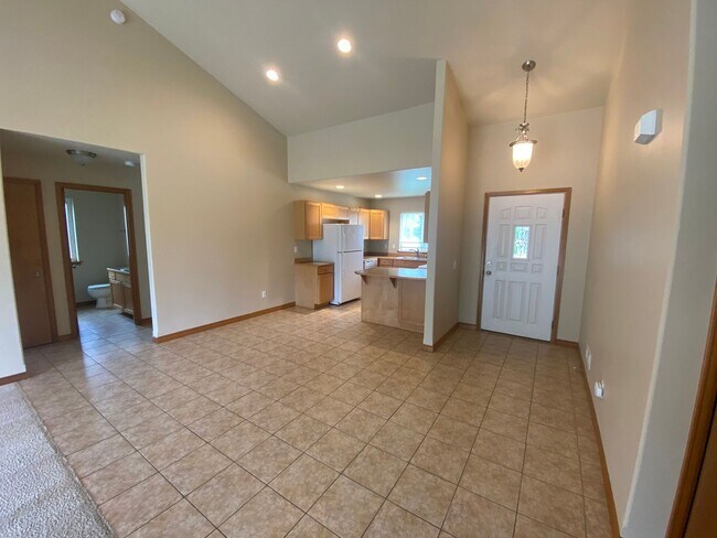 Building Photo - BONUS RENT SPECIAL! Nice 3 Bed, 2 Bath Home!