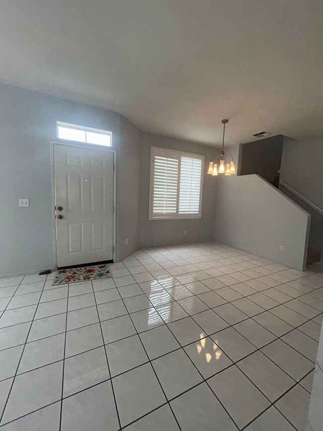 Foto del edificio - Spacious 2-Story Home in Prime Location