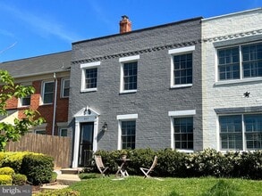 Building Photo - 907 Green St
