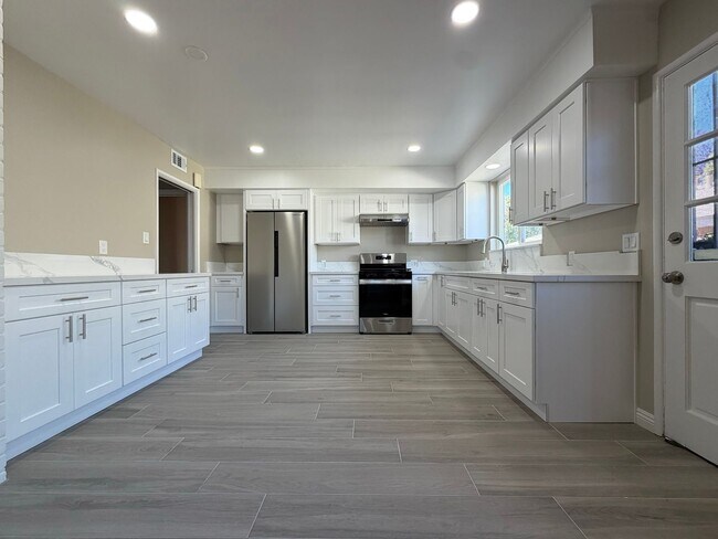Foto del edificio - Stunning Mid-Century Modern Home  in Garden Grove