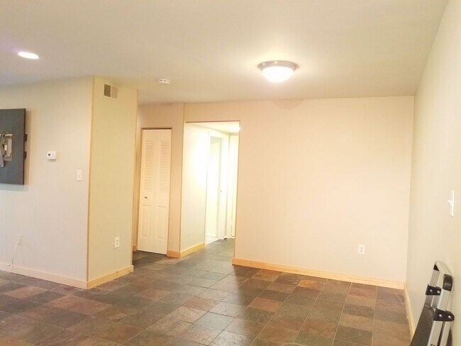 Foto del edificio - Extremely Well Maintained Second Level Con...