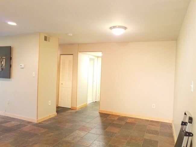 Building Photo - Extremely Well Maintained Second Level Condo ready for you to call home!