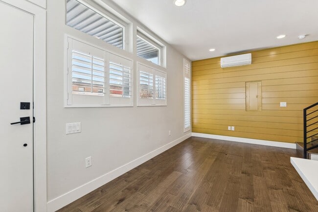 Building Photo - Like New Townhome Available Now-Denver