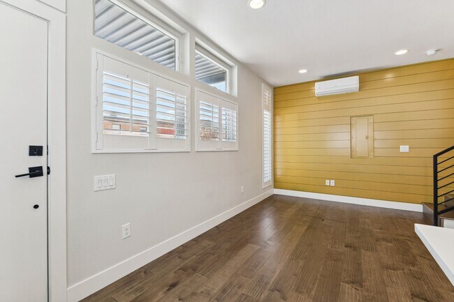 Foto del edificio - Like New Townhome Available Now-Denver