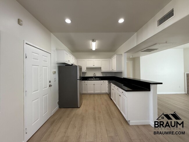 Building Photo - 10849 Fruitland Dr