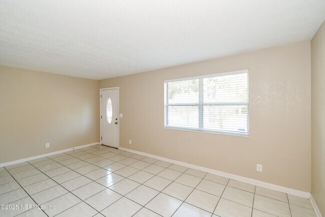 Building Photo - 6430 Lucente Dr