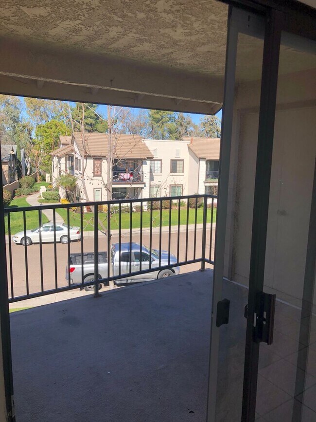 Foto del edificio - Light & Bright Mira Mesa Condo with Dual M...