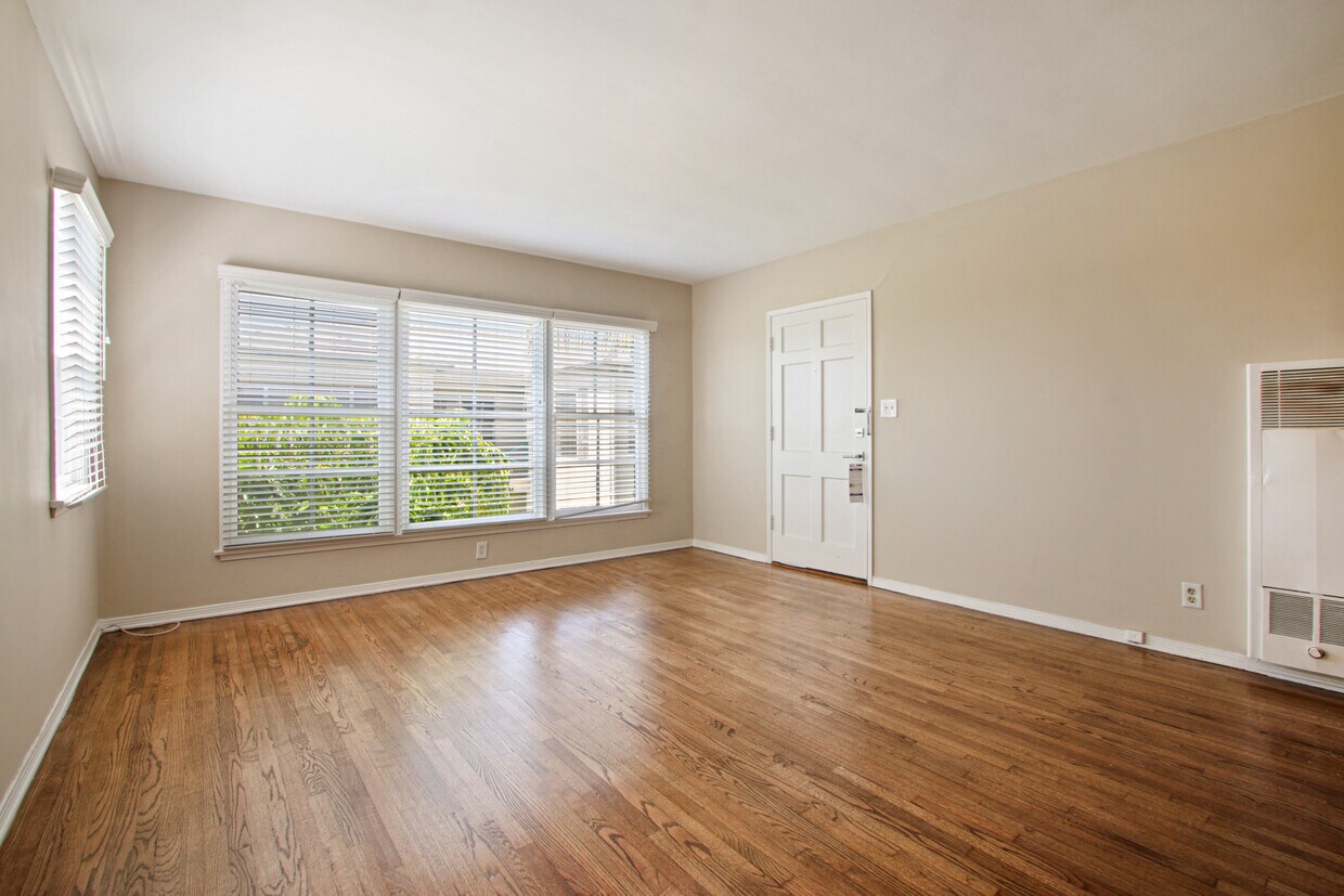 Foto del edificio - 7119 Kittyhawk Ave