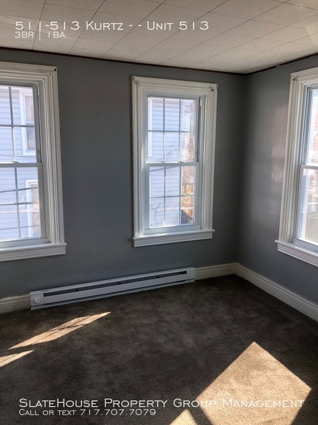 Building Photo - THREE BEDROOM/ONE BATH TWIN