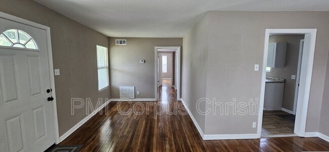 Building Photo - 638 Sharon Dr