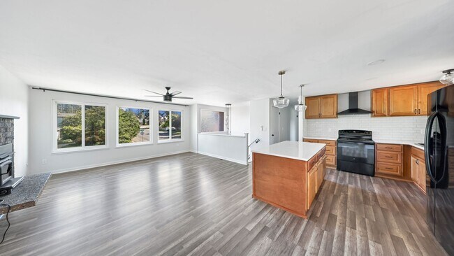 Building Photo - 3 Bed 2 Bath - A/C - Large Backyard - Dog Friendly - NAS Whidbey