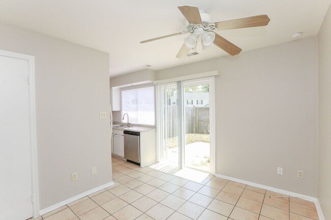Building Photo - Updated 3BR Townhouse in Prime VA Beach Lo...