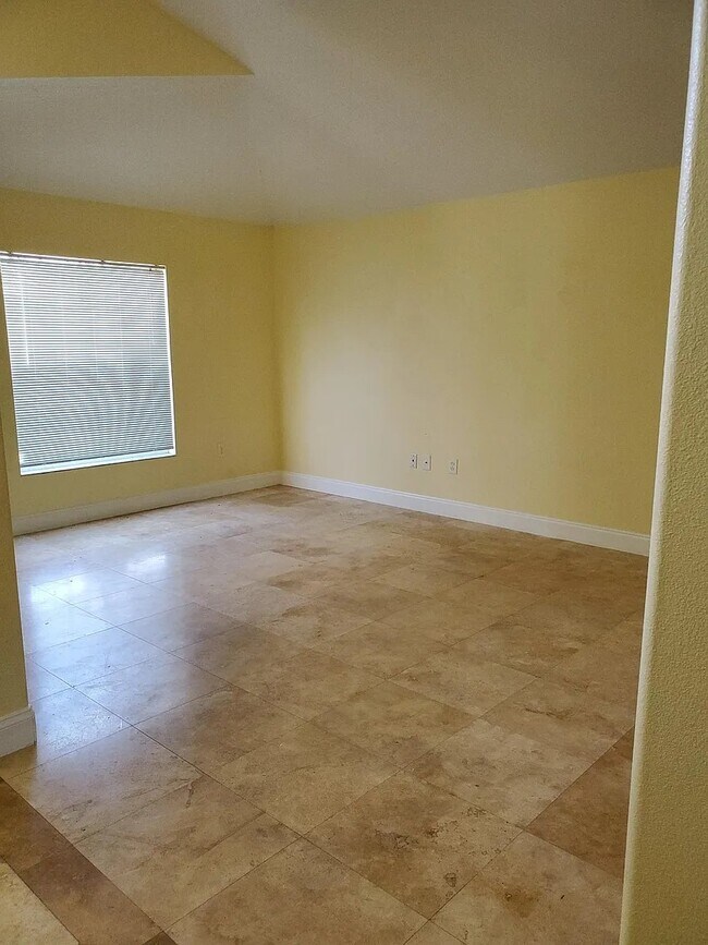 Foto del edificio - 3560 Benson Park Blvd