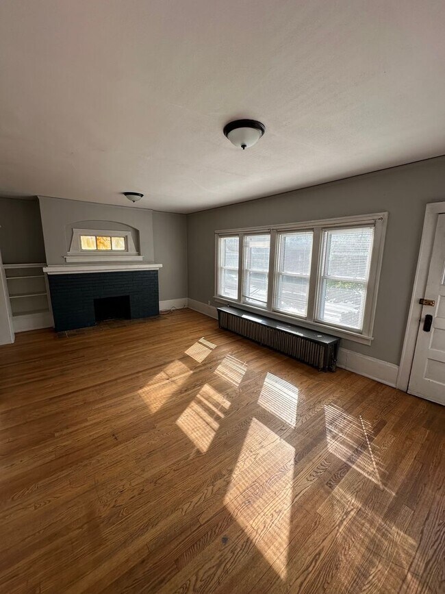 Foto del edificio - 4 Bedroom Near UWM Campus